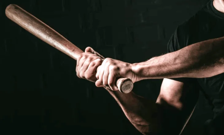 EMRI – U godit me shkop bejsbolli dhe përfundoi tek Trauma, zbulohet identiteti i 35- vjeçarit…