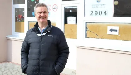 “Ende ka kohë për të votuar”/ Ambasadori britanik në Kosovë, vëzhgon procesin e zgjedhjes në disa komuna