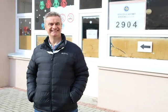 “Ende ka kohë për të votuar”/ Ambasadori britanik në Kosovë, vëzhgon procesin e zgjedhjes në disa komuna