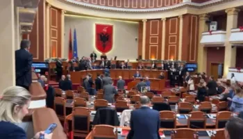 Ende pa nisur seanca, deputetët e PD zënë vendet e ministrave në sallë