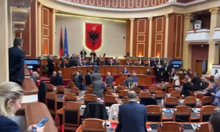 Ende pa nisur seanca, deputetët e PD zënë vendet e ministrave në sallë