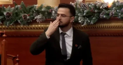 Endri Shabani betohet si Avokat i Popullit, i jep puthje deputetëve të PD-së