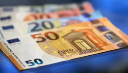 Euro “prek” minimum historik përgjatë festave të fundvitit