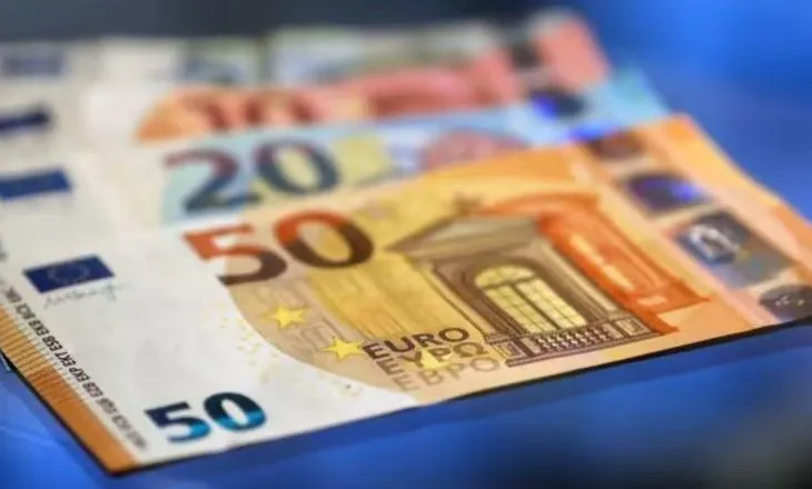 Euro “prek” minimum historik përgjatë festave të fundvitit