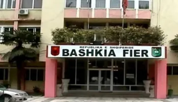 Faturime fiktive dhe fshirje detyrimesh të bizneseve, dërgohen për gjykim tre zyrtarë të Bashkisë Fier
