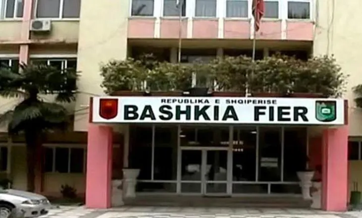 Faturime fiktive dhe fshirje detyrimesh të bizneseve, dërgohen për gjykim tre zyrtarë të Bashkisë Fier