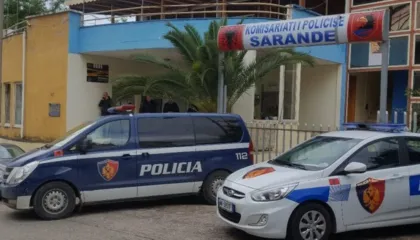 Fëmijët gjetën armën tip ‘TT’ në qendër të qytetit të Sarandës, zbulohet se kujt i përket