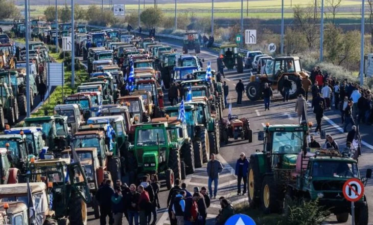 Fermerët grekë nuk e ndalin protestën, bllokime sërish në kufi