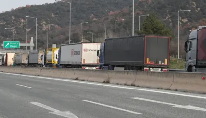 Fermerët grekë nuk ndalen! Protestat do të vazhdojnë edhe gjatë Krishtlindjeve, sot bllokadë për kamionët që vijnë nga Shqipëria