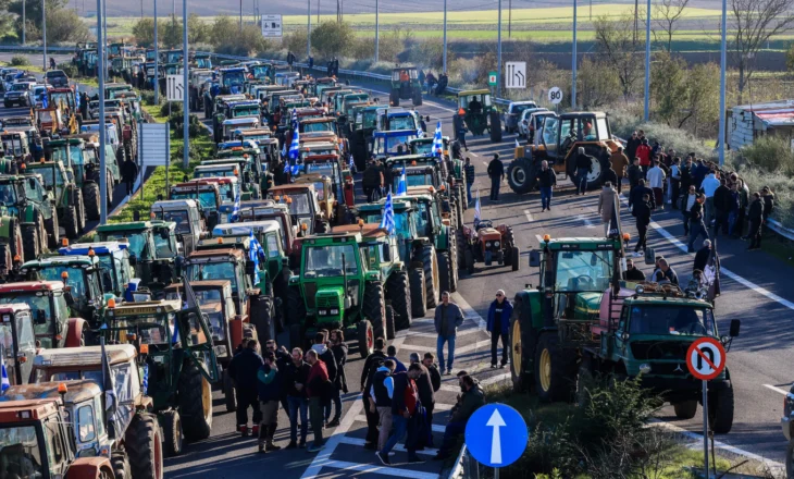 Fermerët grekë përshkallëzojnë protestat me bllokada të reja, tensione dhe përplasje me policinë (VIDEO)