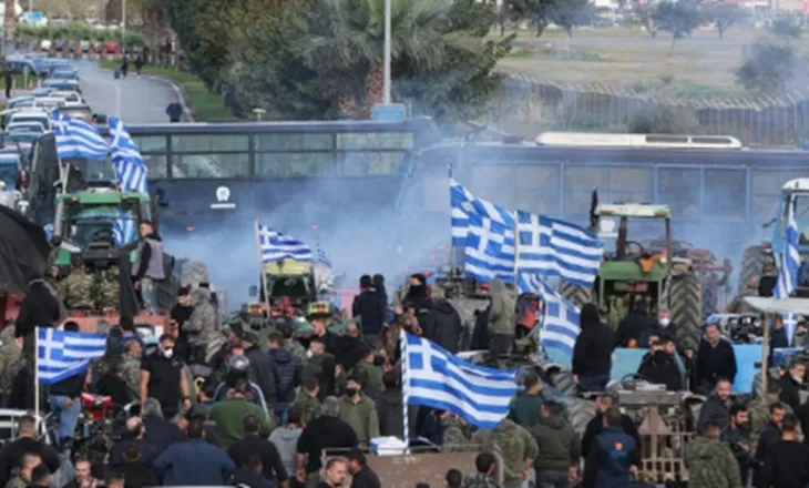 Fermerët grekë vijojnë protestat, bllokime rrugësh dhe kufijsh gjatë gjithë festave