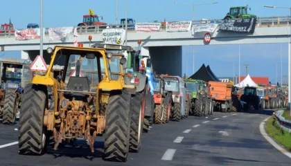 Fermerët grekë vijojnë protestat, lehtësime të kufizuara vetëm për festat e Vitit të Ri