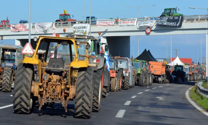 Fermerët grekë vijojnë protestat, lehtësime të kufizuara vetëm për festat e Vitit të Ri