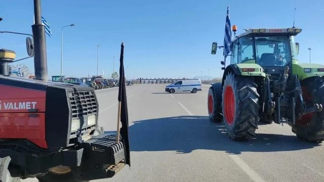 Fermerët grekë vijojnë protestën, përplasje me policinë
