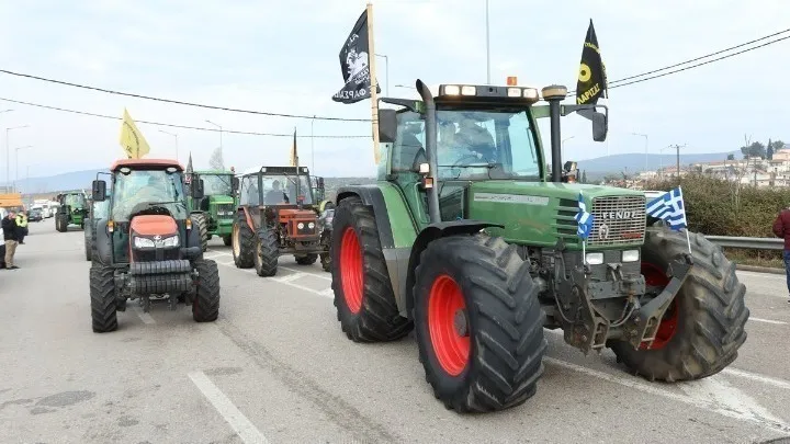 Fermerët në Greqi kërkojnë zgjidhje, protestat vazhdojnë në autostrada