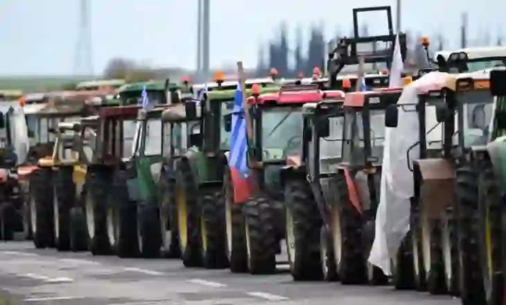 Fermerët në Greqi përshkallëzojnë protestat: Bllokada të autostradave, porteve dhe zyrave doganore