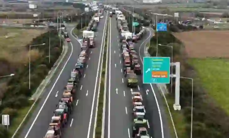 Fermerët në protestë: Mbi 6,000 traktorë dhe dhjetëra rrugë të bllokuara