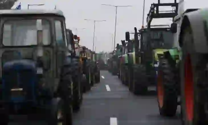 Fermerët nuk tërhiqen, bllokojnë pikat nevralgjike të rrjetit rrugor në Greqi, kaos në autostrada