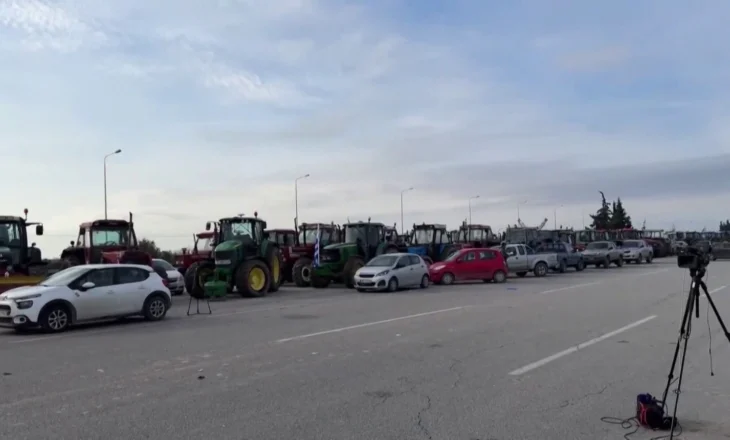 Fermerët përleshen me policinë, protesta masive në Greqi, autostradat vijojnë të jenë të bllokuara