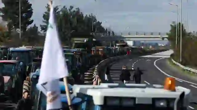 Fermerët përshkallëzojnë protestat/ Bllokada në rrugë, porte dhe dogana…