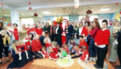 Festa e Krishtlindjes/ Ministria e Shëndetësisë dhe deputetë të Kuvendit dërgojnë dhurata në Shtëpinë e Foshnjës