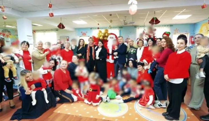 Festa e Krishtlindjes/ Ministria e Shëndetësisë dhe deputetë të Kuvendit dërgojnë dhurata në Shtëpinë e Foshnjës