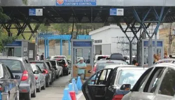 Festat bëjnë bashkë emigrantët/ Radhë kilomterike mjetesh në Kakavijë, pala greke punon vetëm me 2 sportele