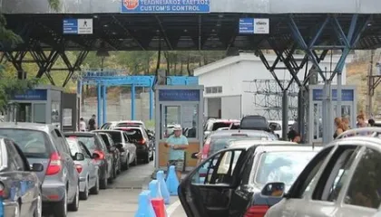 Festat bëjnë bashkë emigrantët/ Radhë kilomterike mjetesh në Kakavijë, pala greke punon vetëm me 2 sportele