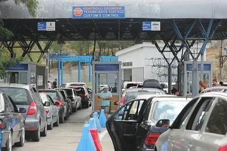 Festat bëjnë bashkë emigrantët/ Radhë kilomterike mjetesh në Kakavijë, pala greke punon vetëm me 2 sportele