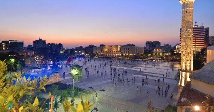 Festat boshatisin Shqipërinë, nëntori shënon rekord daljesh jashtë vendit