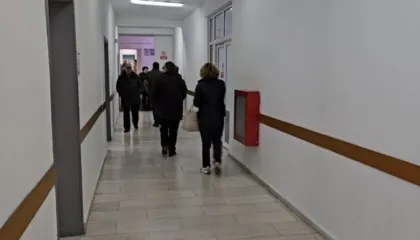 Festat e fundvitit mbingarkojnë Urgjencën e Elbasanit, mjeku: Mbi 300 pacientë në 24 orë