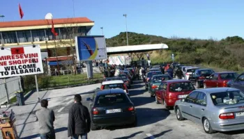 Festat e fundvitit “mbushin” doganat: Fuks në Kakavijë, shtohet personeli dhe sportelet, policia “në këmbë”