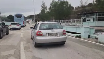 Festat e fundvitit, radhë kilometrike në Kakavijë, pala greke operon vetëm me dy sportele