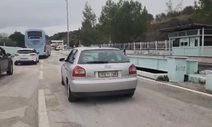 Festat e fundvitit, radhë kilometrike në Kakavijë