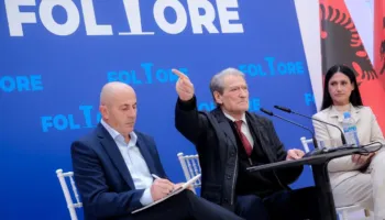 Festat e fundvitit shtyjnë për në janar revolucionin e PD, Berisha: Kur të zëmë sheshin, do dalim aty çdo natë gjersa të përzëmë Ramën