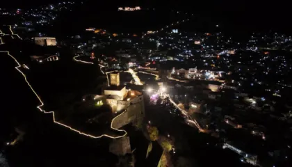 Festat gjallërojnë Gjirokastrën, më së shumti ambientet festive të qytetit vizitohen nga turistët e huaj