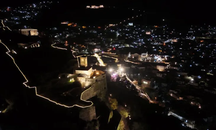 Festat gjallërojnë Gjirokastrën, më së shumti ambientet festive të qytetit vizitohen nga turistët e huaj