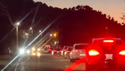 Festat shtojnë fluksin, trafiku kthehet në “rutinë”, radhë kilometrike në aksin Elbasan-Librazhd (VIDEO)