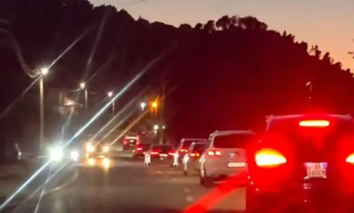 Festat shtojnë fluksin, trafiku kthehet në “rutinë”, radhë kilometrike në aksin Elbasan-Librazhd (VIDEO)