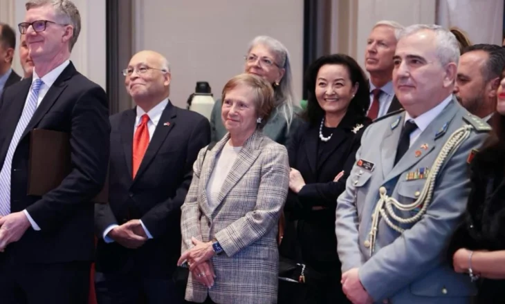 Festimi i 113-vjetorit të Pavarësisë në ambasadën tonë në SHBA, si duken sot diplomatët amerikanë që shërbyen në Shqipëri