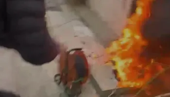 Fibrat e transmetimit të Kuvendit morën flakë dhe u ndërpre sinjali, shkak hedhja e flakadanit nga dritarja e Kuvendit