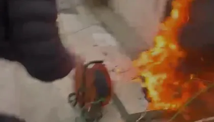 Fibrat e transmetimit të Kuvendit morën flakë dhe u ndërpre sinjali, shkak hedhja e flakadanit nga dritarja e Kuvendit