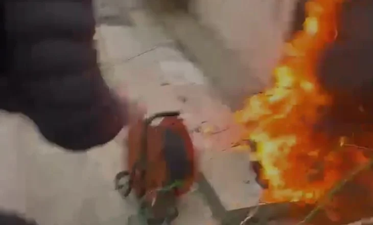 Fibrat e transmetimit të Kuvendit morën flakë dhe u ndërpre sinjali, shkak hedhja e flakadanit nga dritarja e Kuvendit