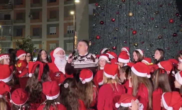 Fier – Ndezja e Pemës së Krishtlindjeve sjell atmosferë magjike në sheshin qendror
