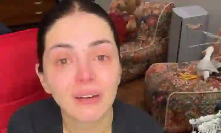 Fifi shpërthen në lot gjatë një transmetimi live: “Mos ma përmendni djalin, çka ju ka ba?”