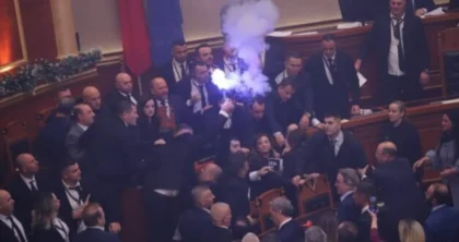Fishekzjarre, shishe uji dhe “rrëzimi” i Ballukut”! Mediat italiane jehonë tensionit në Parlament