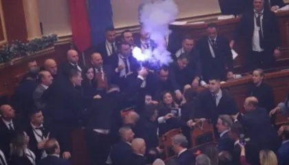 Fishekzjarre, shishe uji dhe “rrëzimi” i Ballukut”! Mediat italiane jehonë tensionit në Parlament