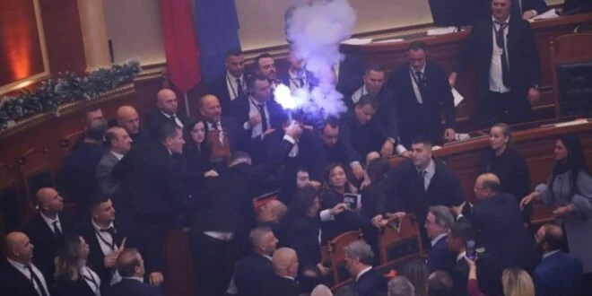 Fishekzjarre, shishe uji dhe “rrëzimi” i Ballukut”! Mediat italiane jehonë tensionit në Parlament