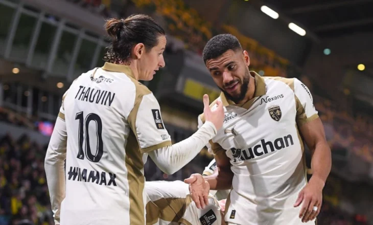 Fitorja e pestë rresht, “hirushja” Lens vazhdon të surprizojë në Ligue 1 (video)