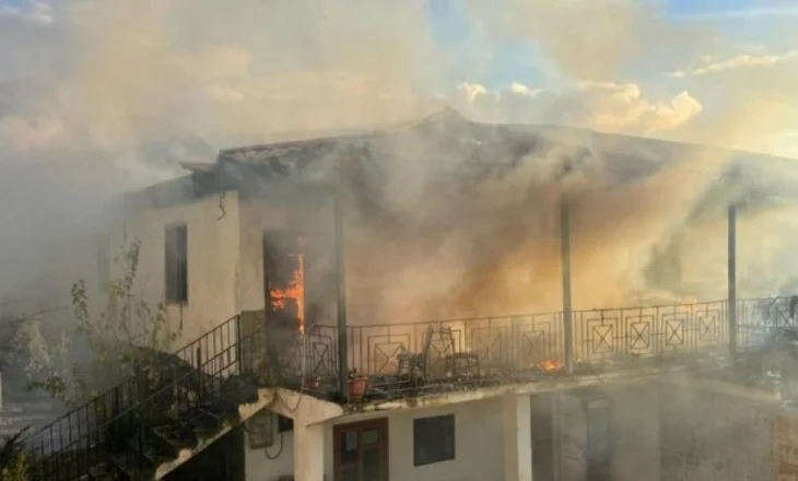 Flakët përpijnë katin e dytë të banesës në Gramsh, dyshohet defekt në instalimet elektrike